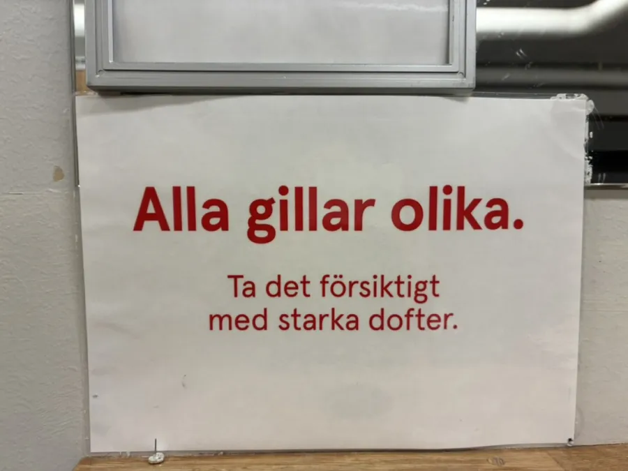 Sign in Swedish reading “Alla gillar olika”, asking visitors to be sparing with strong scents