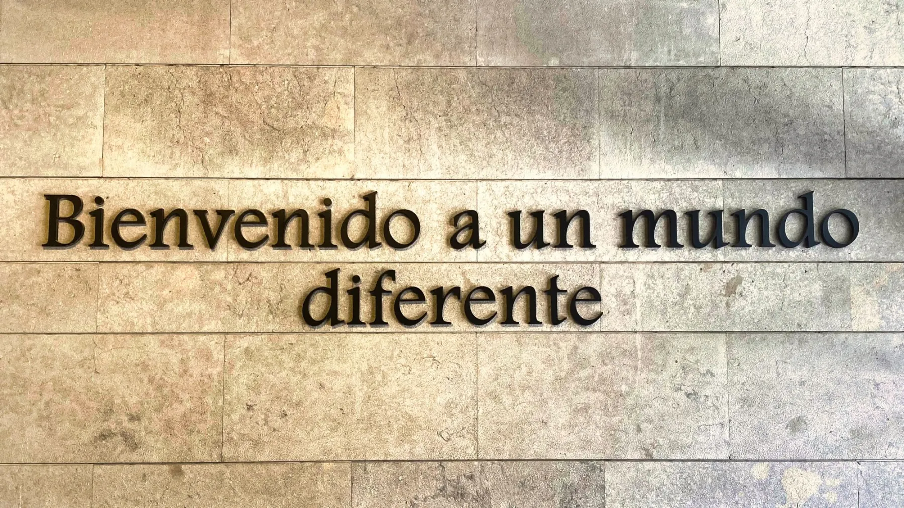 Picture 1. Welcome sign at the ILUNION Malaga: "Bienvenido a un mundo diferente".